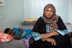 Aldaw Adem kommer från det krigshärjade Kordofan i Sudan. Hon och hennes familj försökte fly via Libyen till Europa, men misslyckades. När nya stridigheter bröt ut i Tripoli träffades deras hus av en raket. Nu lever de på flykt igen. Foto: Johan Persson. Fotot är en del av reportaget Hägring Europa.