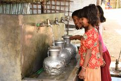 10-åriga Jume och hennes kompisar i Cox's Bazar hämtar rent vatten för att ta hem.