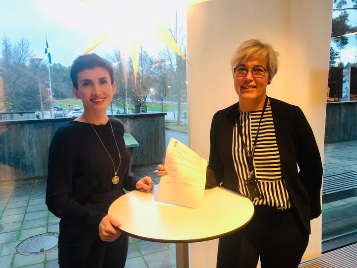 Kommunstyrelsens ordförande Deshira Flankör och kommundirektör Cecilia Lejon signerar avtalet.