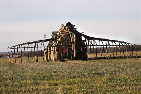 Spridning av KRAV-märkt biogödsel från biogasanläggningen i Linköping. Foto: Lasse Hejdenberg