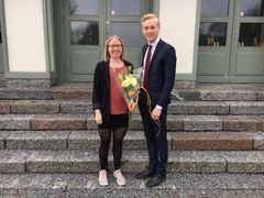 En av de välförtjänta vinnarna av Pedagogpriset 2019, Helle Olander, uppvaktas av Mattias Askerson (M), ordförande i utbildnings- och arbetsmarknadsnämnden.