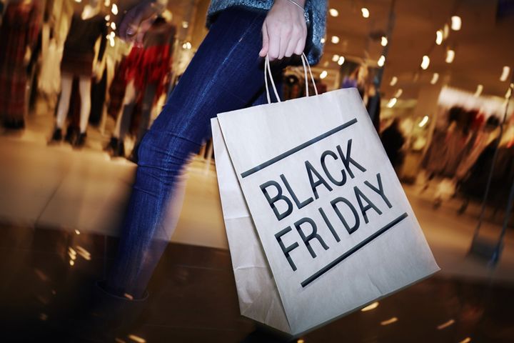 Två av tre konsumenter som handlar på Black Friday planerar att köpa julklappar.