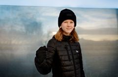 ”Fred på jorden” var rubriken när 12-åriga Elsa Schymberg skickade in det vinnande bidraget till Majblommans designtävling. Årets majblomma är blå som havet och grön som skogen. Det orangea i mitten är en påminnelse om att det finns krig i världen.  