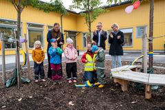 Invigning av Lövstalöts nya förskola. Invigningsbandet är klippt av rektor, förskolebarn och personal. (foto: Addlight)
