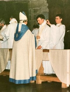 Bild från prästvigningen den 11 januari 1998. Biskop Christina, Calle Jensen och Johan Tyrberg. Foto: Privat.