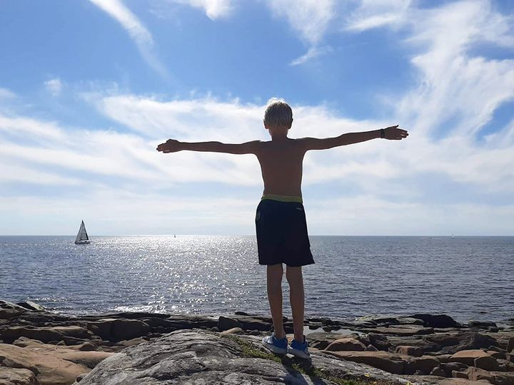 Pojke på klippa vid havet i Tylösand. Foto: Carolina Häggkvist/Transportstyrelsen