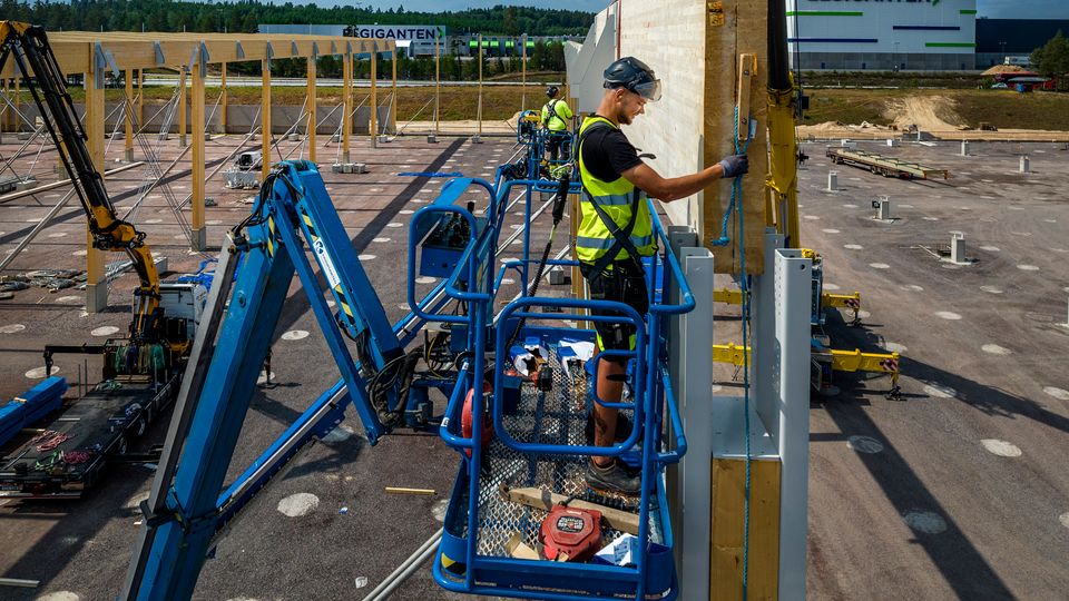 Montering av en stomme i limträ.