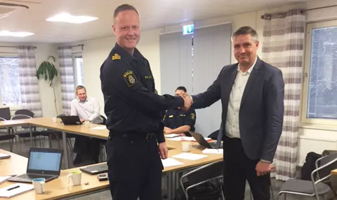 Mattias Skarp lokalpolisområdeschef Falun och Lars Isacsson, kommunstyrelsens ordförande tar i hand efter påskrivet medborgarlöfte