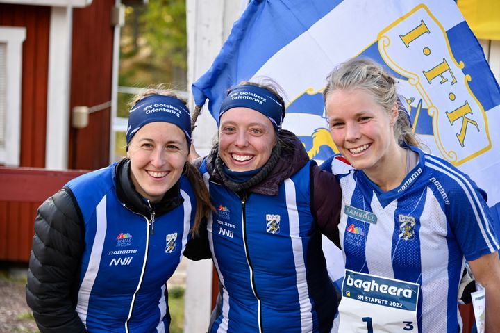IFK Göteborgs Elin Månsson, Sanna Fasth och Sara Hagström vinnare i SM-stafetten 2022. Bild: Kristina Lindgren