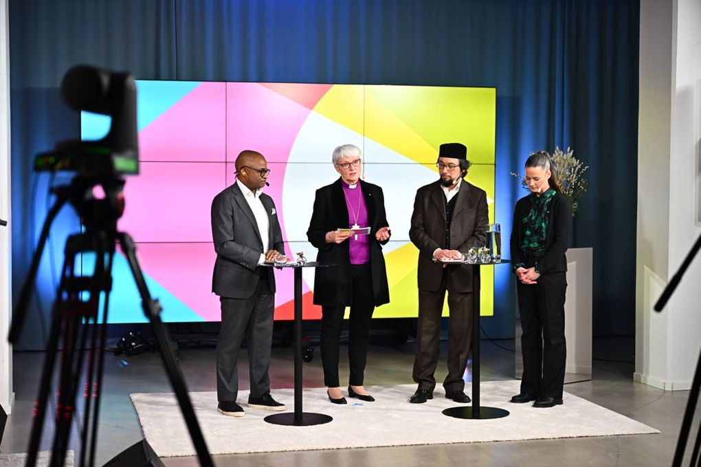 LIvesändningen Keeping our Humanity Live avslutade ärkebiskopens möte 2022. På bilden fr.v programledaren Thabo Motsieloa, ärkebiskop Antje Jackelén, imam Yahya Pallavicini och Anna Hjälm, programansvarig för En värld av grannar - interreligiös praktik för fred. Foto: Magnus Aronson/Ikon.