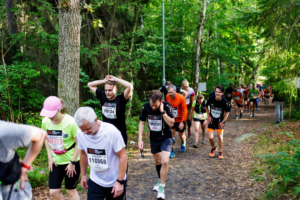 Lidingöloppet löpare som går upp för backe