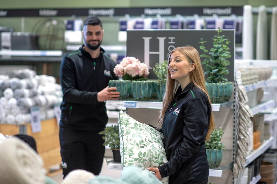 ÖoB varuhus – medarbetare visar heminredning