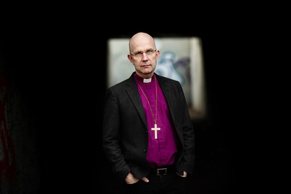 Biskop Fredrik Modéus liggande 12 - Foto Lina Alriksson