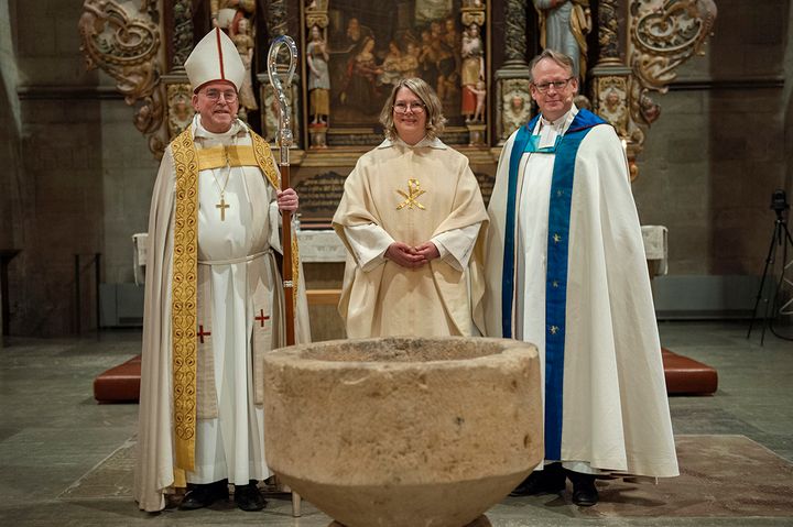 Nyvigda prästen Tove af Geijerstam tillsammans med biskop Åke Bonnier och domprost Robert Lorentzon