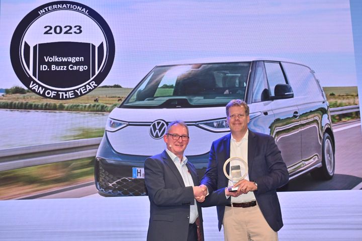 Jarlath Sweeney räcker över IVOTY-utmärkelsen till CEO för Volkswagen Transportbilar, Carsten Intra