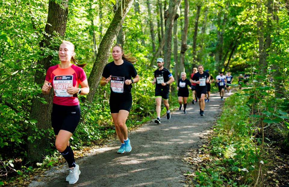 Lidingöloppet löpare i skogsglänta