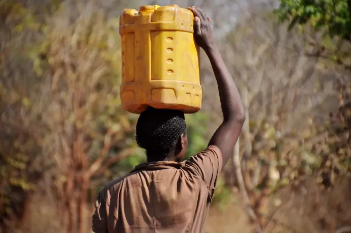 Att bära vatten hem är en tung daglig uppgift som Florida Sikufa delar med många av världens kvinnor. Den som har världens tuffaste jobb måste vara stark och uthållig. Foto: Ola Richardsson