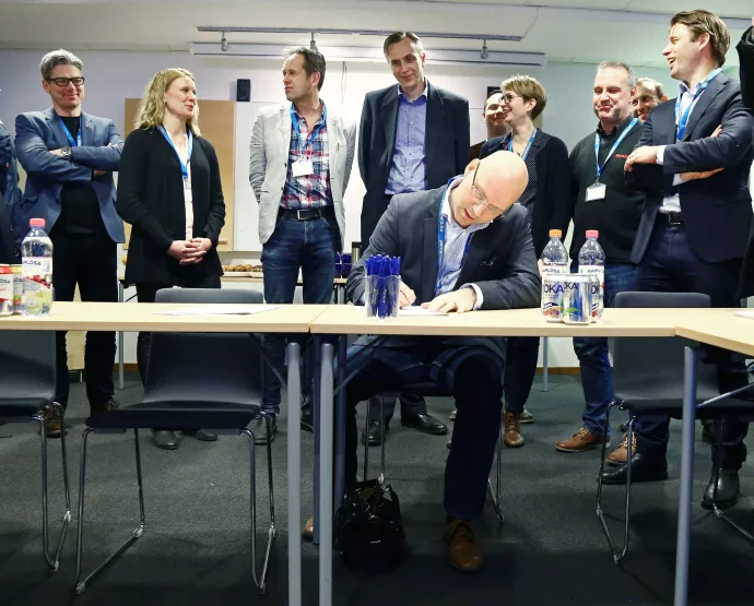 Bild: Mattias Philipsson, vd för Svensk Biogas, skriver under klimatmålet om fossilfria inrikestransporter. Foto: Peter Henriksson