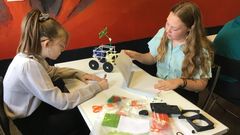 Thea Gripenrot och Saga Lindblom byggde konstruktionen ”Rigolit Rut”. Den drivs framåt av solenergi och samlar in rigolit, vilket därefter omvandlas till helium-3 och är tänkt att användas som jordens framtida energikälla.