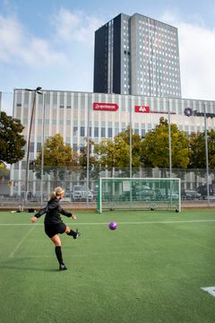 Foto från Tillfälliga Haga bollplan med Wenner-Gren Center i bakgrunden. Foto: Ulf Eriksson/Stockholms stad