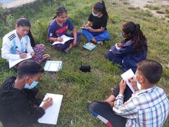 Foto: UNESCO/ACORAB Studenter i Nepal följer en lektion via radio.