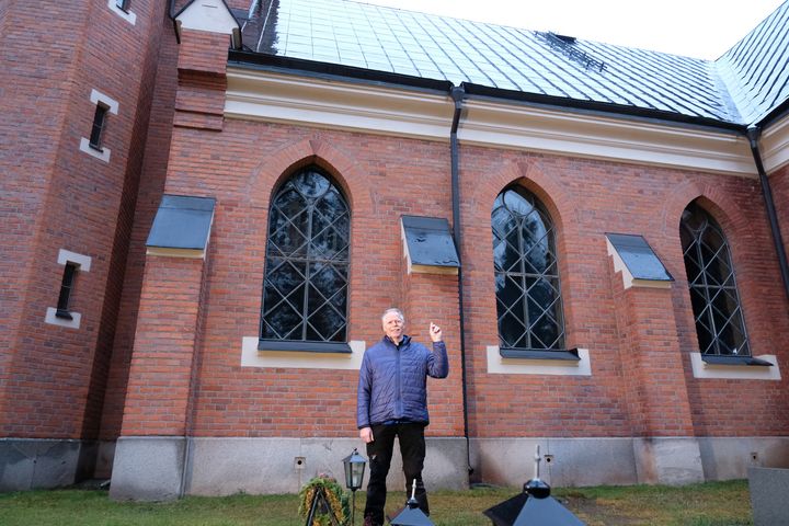 Kyrkoherde Lennart Raswill framför Stuguns nya kyrka och det tak som kommer att fånga upp solens energi för tillverkning av grön el. Foto: David Pettersson