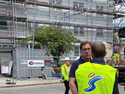 Stångåstadens vd 
 Fredrik Törnqvist utanför Ådalagatan 1 och 3. Foto Stångåstaden