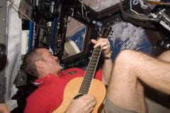 Chris Hadfield spelade mycket gitarr i sin isolering på den internationella rymdstationen ISS. Foto: Nasa