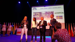 Anna Sundström, projektledare för företagsidrott tar emot Diversity Award för Korpen Heros insatser.