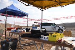 FN-organisationen UNITAD arbetar i Irak med att samla in bevis på olika typer av brott som begåtts av IS. Här från en utgrävning av en yassidisk massgrav där olika fynd katalogiseras. Foto: UNITAD
