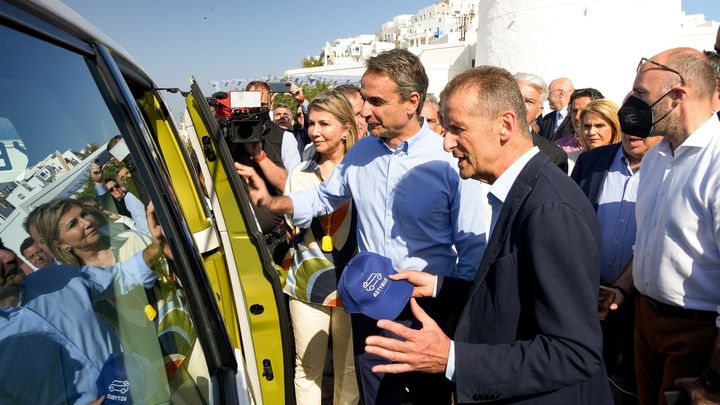 VW-koncernens vd Herbert Diess och Greklands premiärminister Kyriakos Mitsotakis på Astypalea.