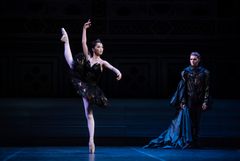 Nurejevs Svansjön med Kungliga Baletten. Odile - Haruka Sassa, Rothbart - Calum Lowden. Foto: Carl Thorborg/Kungliga Operan