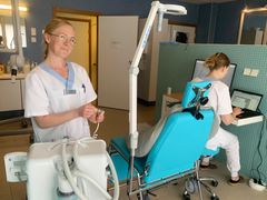 Fem-sex patienter kan tas emot varje dag. Under de tre veckorna som Sandra Greus och Anna Näsström driver klinik på äldreboendet får 50-60 patienter tandvård.