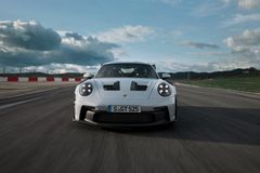 Grunden för den markanta prestandahöjningen i nya 911 GT3 RS är konceptet med en centralt placerad kylare – en idé som först användes i den Le Mans-vinnande 911 RSR.