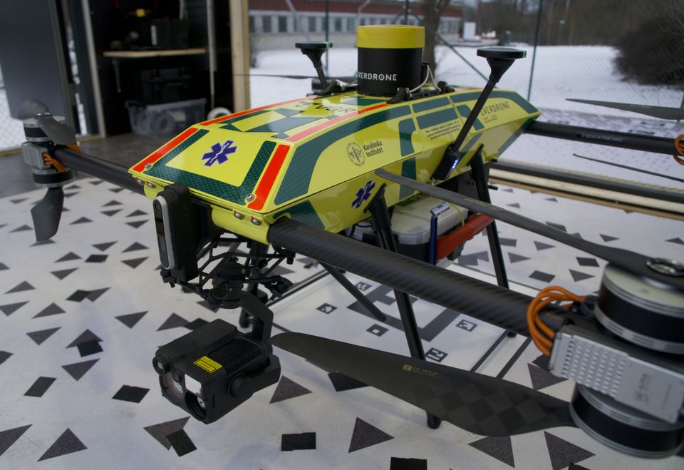 Drönare med hjärtstartare – nytt forskningsprojekt på väg att testas i Skaraborg