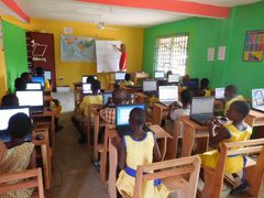 Organisationen IT for Children har som mål att under 2018 ge 1 500 barn och ungdomar i Busua, i västra Ghana, grundläggande IT-kunskaper.