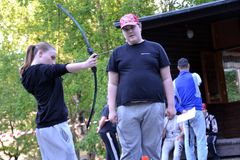 
Linnea i ungdomsföreningen SWAT skjuter med pil och båge på äventyrslägret sommaren 2015.