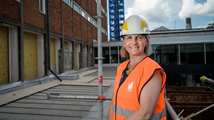 Helena Timdahl-Franke blir rektor för en ny kommunal gymnasieskola i Enskede. Nu pågår ett stort ombyggnads- och renoveringsarbete av lokalerna på Palmfeltsvägen. Skolan öppnar höstterminen 2022.