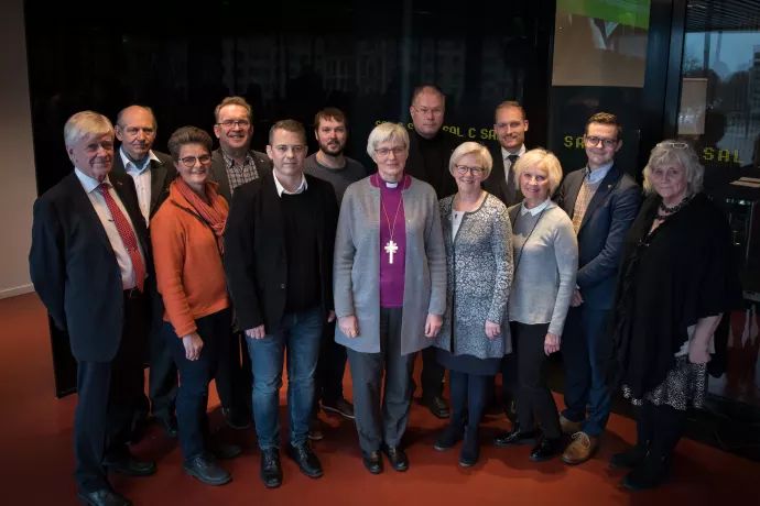 Den nyvalda kyrkostyrelsen (ordinarie ledamöter) för mandatperioden 2018-2021. I mitten ärkebiskopen flankerad av 2 vice ordf Daniel Tisell och 1 vice ordf Wanja Lundby-Wedin. Foto: Magnus Aronson/IKON