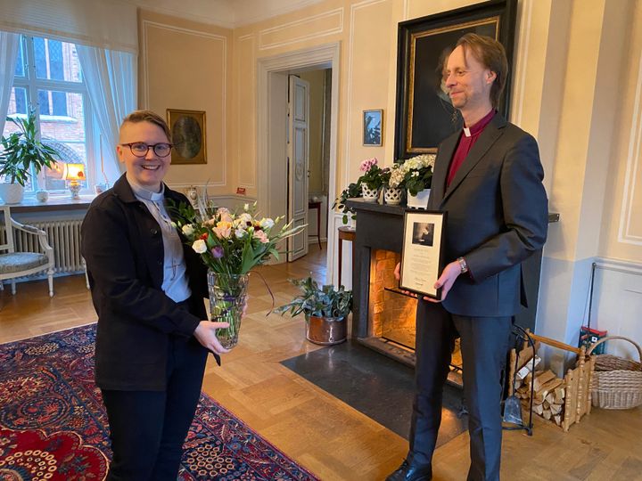 Josefine Jehrlander tar emot Lydiapriset av biskop Mikael Mogren. Foto: Västerås stift