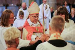 Biskop Johan Tyrberg leder söndagens högmässa med diakonvigning. Foto: Camilla Lindskog.