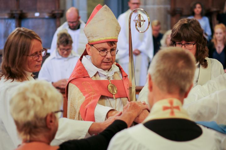 Biskop Johan Tyrberg leder söndagens högmässa med diakonvigning. Foto: Camilla Lindskog.