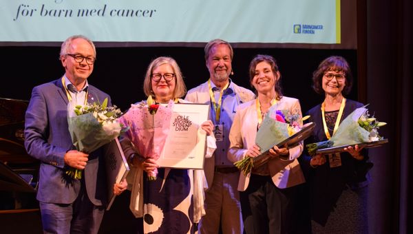 Fr v: Per Kogner, barnonkolog och professor, Karin Enskär, professor, Olle Björk, fd barnonkolog och tidigare generalsekreterare för Barncancerfonden, Laura Petersson de Maria, volontär och Margaretha Stenmarker, barnonkolog och docent. Foto: Hans Kullin