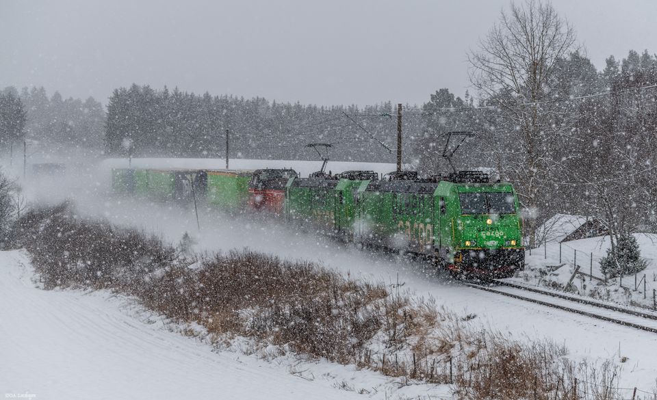 Green Cargo godståg färdas genom vinterlandskap