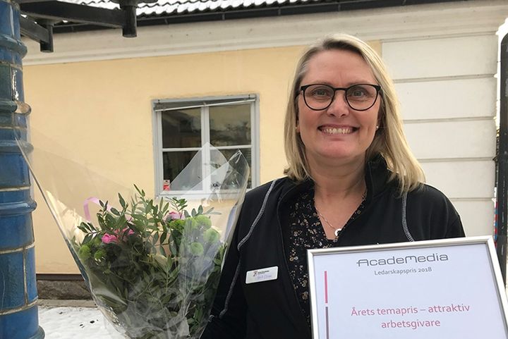 Berit Olsson, rektor på Karin Boyeskolan i Motala, får AcadeMedias temapris Attraktiv arbetsgivare