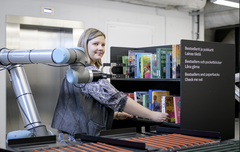 Coboten hanterar böcker på Helsingfors nya allmänna centralbibliotek Oodi. Foto: Universal Robots