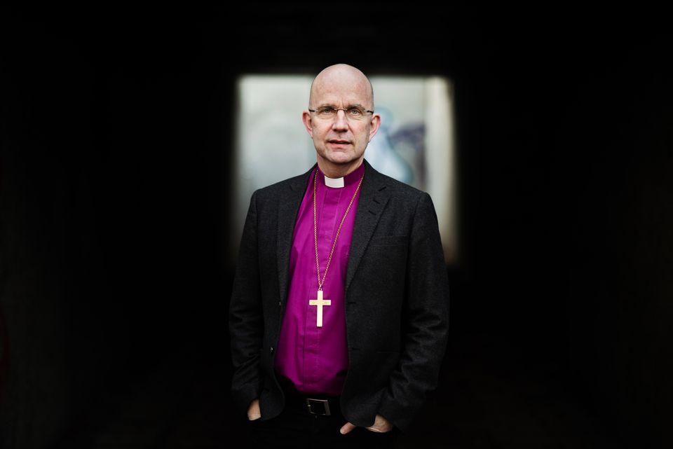 Biskop Fredrik Modéus liggande 11 - Foto Lina Alriksson