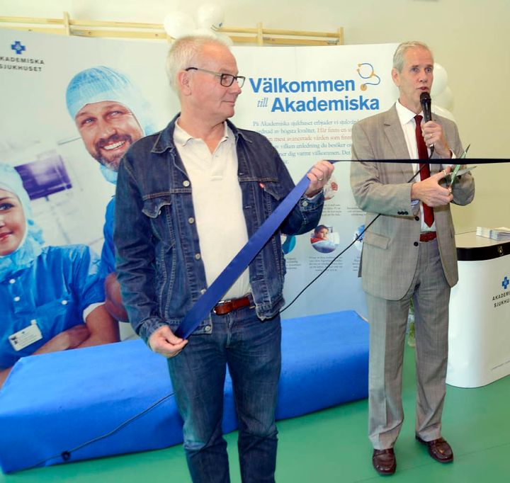 Sjukhusdirektör Per Elowsson och Börje Wennberg, ordförande i landstingsstyrelsen (S) återinviger 85-huset efter ombyggnad och modernisering. (Fotograf: Jim Elfström)