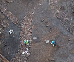 Stenlagda gator från tidigt 1300-tal funna vid de arkeologiska grävningarna vid Södermalmstorg 2013–2015. Foto: Arkeologikonsult