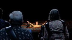 Maria Nohra välkomnar publiken till Dramaten. I förgrunden: Accordion Club. Foto: Stillbild ur livesändningen Kulturnatts-TV
